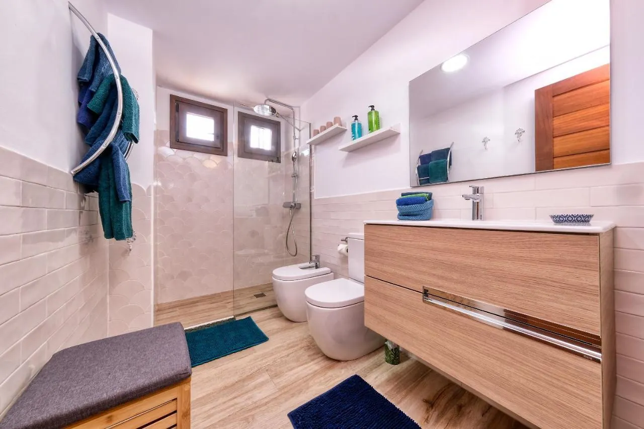 Casa Bleu 2 Floors ,2 Bedrooms ,Equipped Kitchen ,Balcony ,Terrace And Grill Puerto Calero Tatil Evi